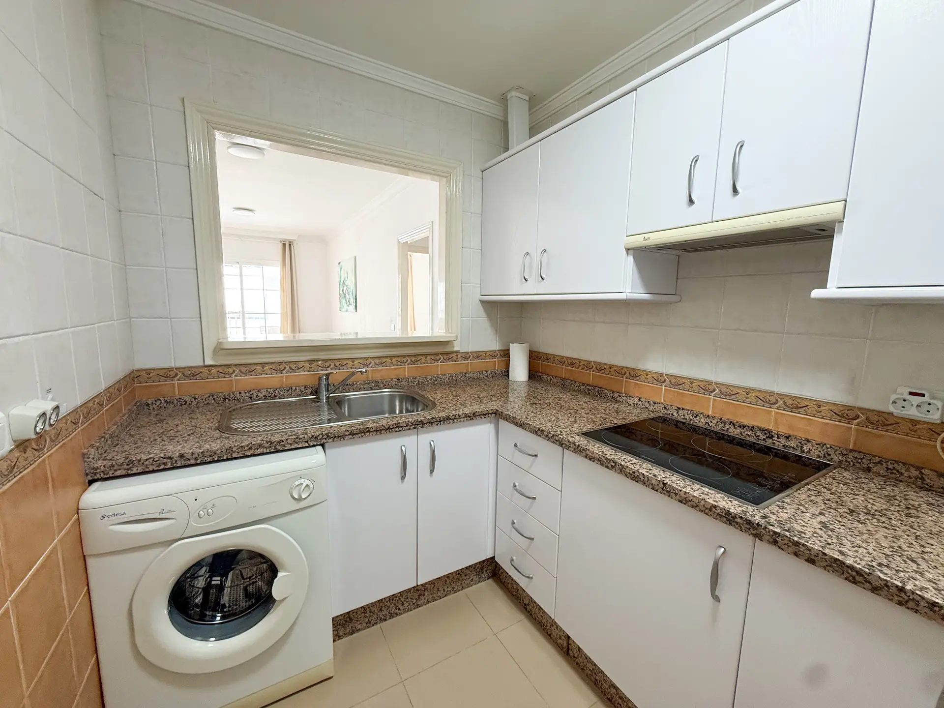 Cocina con barra abierta al salón